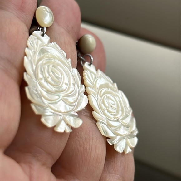 🖤Handcarved Rose 🌹 design MOP dangle clip on earrings - Picture 2 of 10